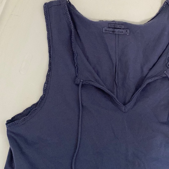 Abercrombie & Fitch Sleeveless Lace Trimmed Top with Ruggle Waist - Picture 2 of 6